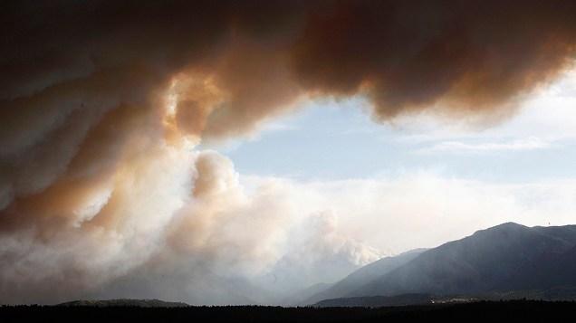 A fumaça densa e cinza aparecia no céu de Waldo Canyon, em Colorado Spring, nos Estados Unidos