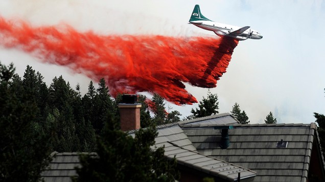 Aeronave lança retardante de chamas para combater incêndio florestal em Flagstaff, nos Estados Unidos