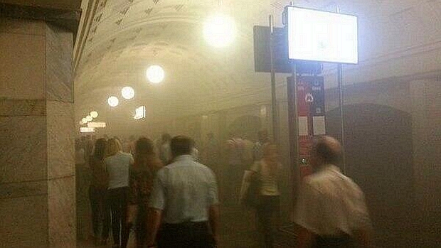 Fumaça invadiu a estação central do metrô de Moscou, perto do Kremlin