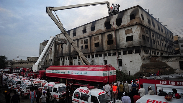 Trabalhos de resgate na fábrica em Karachi prosseguem após fogo ser controlado