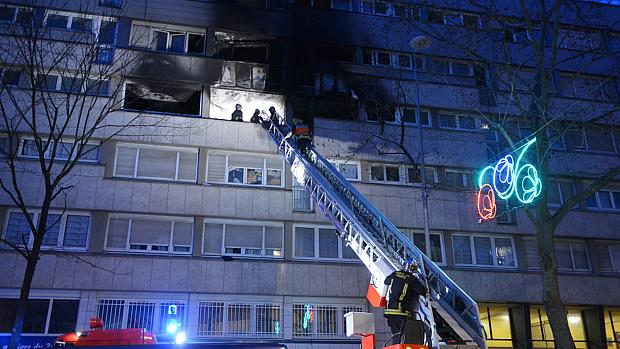 Bombeiros resgatam vítimas de incêndio na periferia de Paris