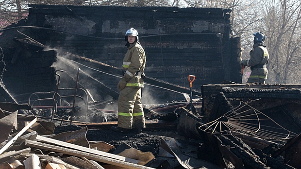Bombeiro russo apaga chamas nos escombros de hospital psiquiátrico em Moscou