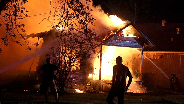Bombeiros tentam conter as chamas durante incêndio em fábrica de fertilizantes no Texas