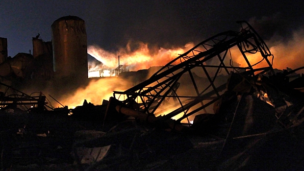 Explosão deixou cenário de devastação no local que abrigava a fábrica