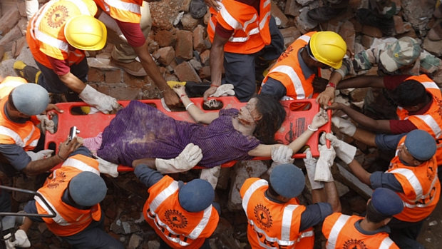 Trabalhos de resgate prosseguem em cidade indiana onde prédios desabaram