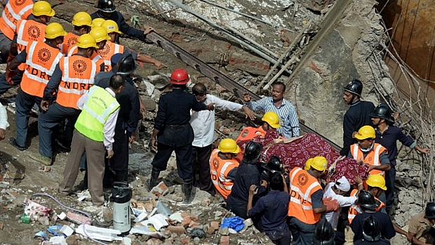 Equipe de resgate retira corpo dos escombros após desabamento em Mumbai