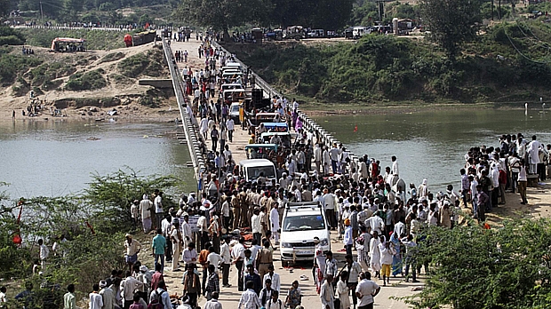 Peregrinos atravessam ponte próxima de Datia após o tumulto que causou mais de 100 mortos