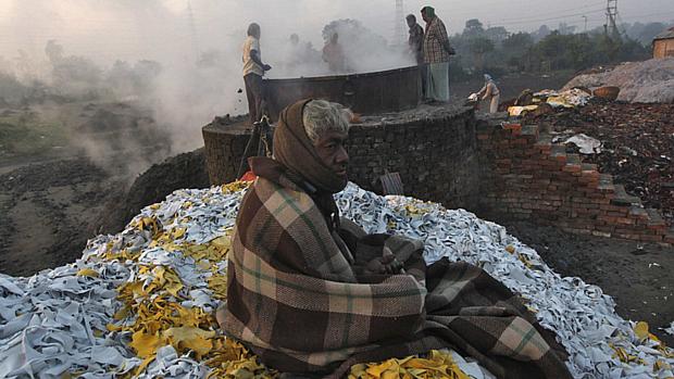 Abrigos não comportam o alto número de indigentes na Índia, por isso muitos passam frio na rua