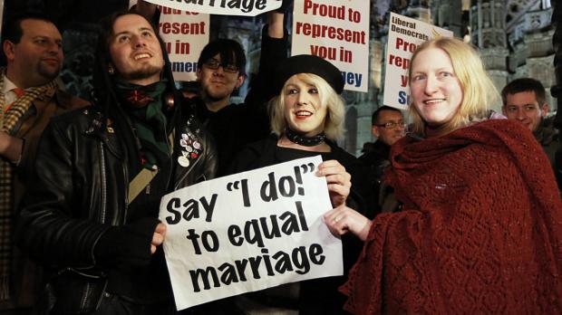 Manifestantes a favor do "Sim" ao casamento gay protestam diante do Palácio de Westminster, em Londres