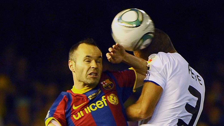 Iniesta em lance com Pepe durante a partida entre Real Madrid e Barcelona pela final da Copa do Rei, Valência
