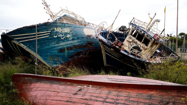 Barcos naufragados são vistos em um pátio em Lampedusa