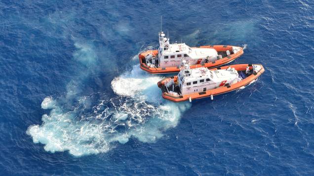 Equipes de resgate procuram por sobreviventes do navio que naufragou em Lampedusa