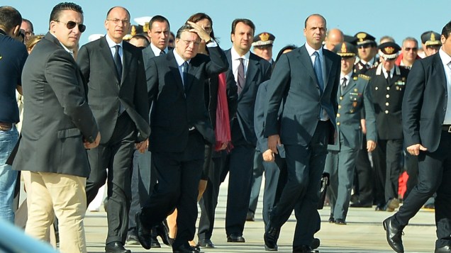 Primeiro-ministro italiano Enrico Letta, e o presidente da Comissão Europeia, Manuel Barroso chegam em Lampedusa para prestar homenagem às vítimas do naufrágio