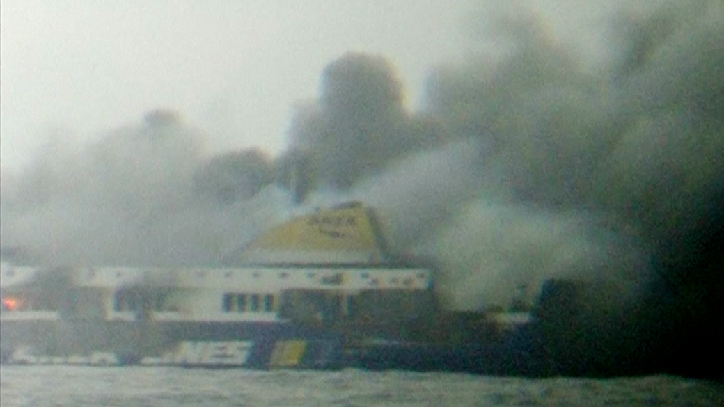 Balsa que se incendiou no canal de Otrante, entre a Grécia e Itália