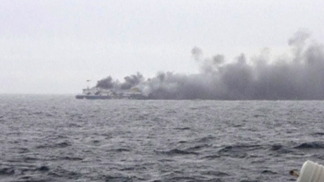 Balsa que se incendiou no canal de Otrante, entre a Grécia e Itália