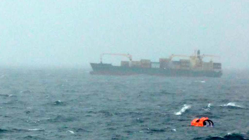 Colete salva-vidas da balsa que se incendiou no canal de Otrante, entre a Grécia e Itália