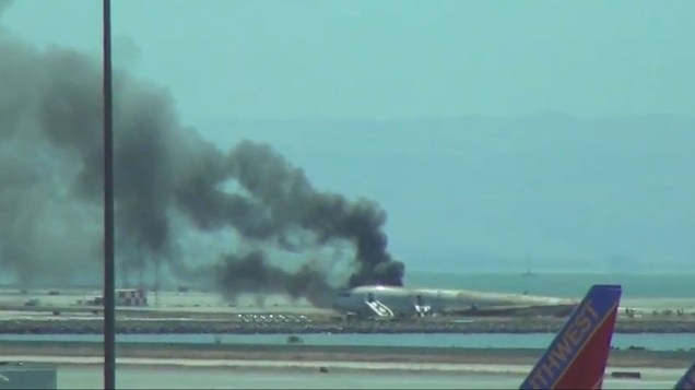 Avião pega fogo após pouso forçado no aeroporto de São Francisco, nos Estados Unidos