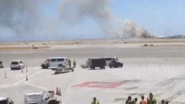 Avião pega fogo após pouso forçado no aeroporto de São Francisco, nos Estados Unidos