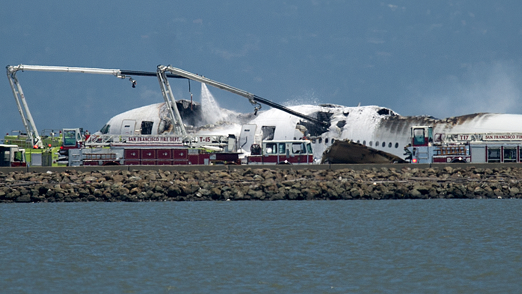 Avião pega fogo após pouso forçado no aeroporto de San Francisco, nos Estados Unidos