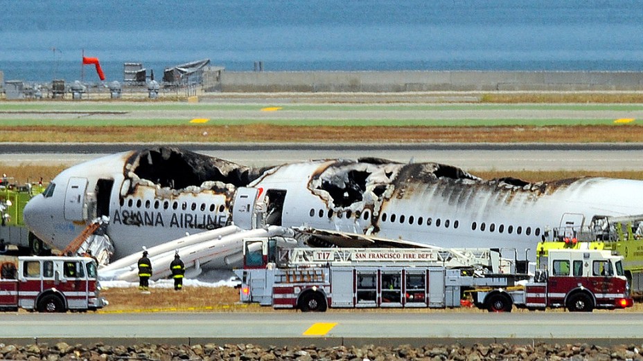 Boeing 777 da companhia sul-coreana Asiana Airlines pega fogo após realizar pouso forçado no aeroporto de São Francisco, nos Estados Unidos