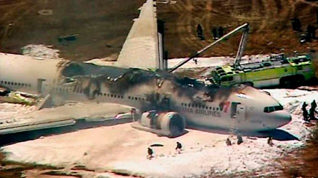 Boeing 777 da companhia sul-coreana Asiana Airlines pega fogo após realizar pouso forçado no aeroporto de São Francisco, nos Estados Unidos