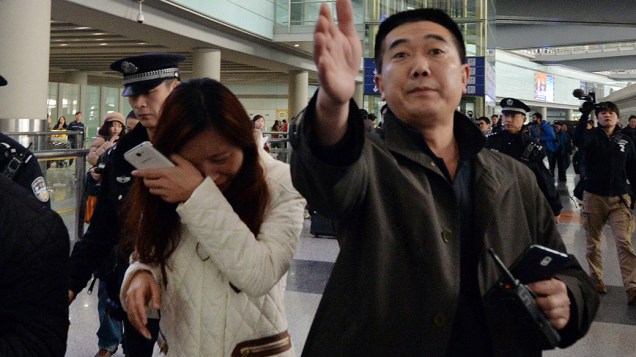 <p>Mulher chora no aeroporto de Pequim , após receber a notícia do desaparecimento do avião Malaysia Airlines que fazia o voo de Kuala Lumpur para a capital chinesa transportando 239 pessoas</p> <p>Mulher chora no aeroporto de Pequim , após receber a notícia do desaparecimento do avião Malaysia Airlines que fazia o voo de Kuala Lumpur para a capital chinesa transportando 239 pessoas</p>