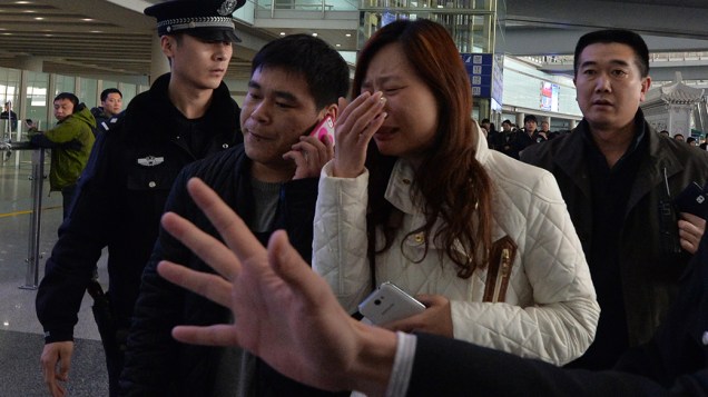 <p>Familiares choram no aeroporto de Pequim, após receberem a notícia do desaparecimento do avião Malaysia Airlines que fazia o voo de Kuala Lumpur para a capital chinesa transportando 239 pessoas</p>