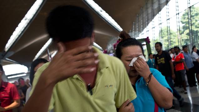 <p>Familiares choram no aeroporto de Pequim, após receberem a notícia do desaparecimento do avião Malaysia Airlines que fazia o voo de Kuala Lumpur para a capital chinesa transportando 239 pessoas</p>