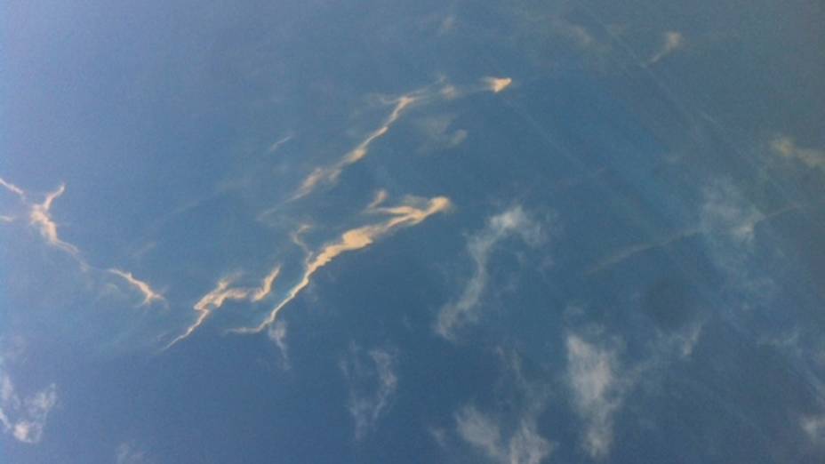 <p>Imagem obtida de um avião da Força Aérea do Vietnã mostra um vazamento de óleo é visto a partir na área de busca por um avião Malaysia Airlines que  desapareceu na costa vietnamita durante voo de Kuala Lumpur a Pequim</p>