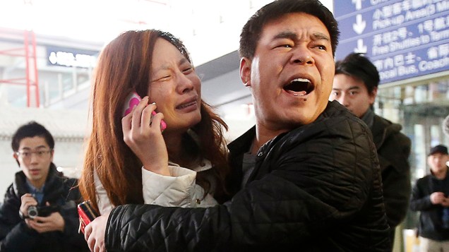 <p>Mulher chora enquanto fala ao celular em busca de informações de um parente que estava no avião da Malaysia Airlines e desapareceu no Mar da China Meridional, no Aeroporto Internacional de Pequim</p> <p>Mulher chora enquanto fala ao celular em busca de informações de um parente que estava no avião da Malaysia Airlines e desapareceu no Mar da China Meridional, no Aeroporto Internacional de Pequim</p>