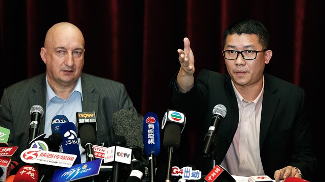<p>Hugh Dunleavy (esq.) e Ignatius Ong representantes da Malaysia Airlines, falam sobre o desaparecimento da aeronave que fazia o voo MH370, de Kuala Lumpur a Pequim  durante uma coletiva de imprensa em Pequim, na China</p>
