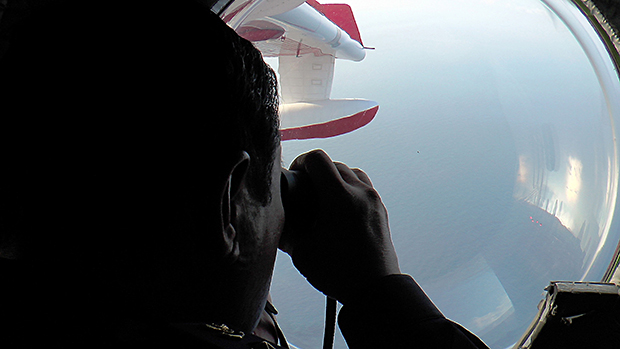<p>Equipes de resgate da Malásia sobrevoam região onde supostamente desapareceu o avião da Malaysia Airlines transportando 239 passageiros, no Mar da China Meridional </p>