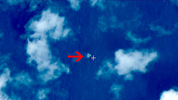 <p>Imagens de um satélite chinês mostram destroços que podem ser da aeronave que realizava o voo MH370 da Malaysia Airlines</p> <p>Imagens de um satélite chinês mostram destroços que podem ser da aeronave que realizava o voo MH370 da Malaysia Airlines</p>