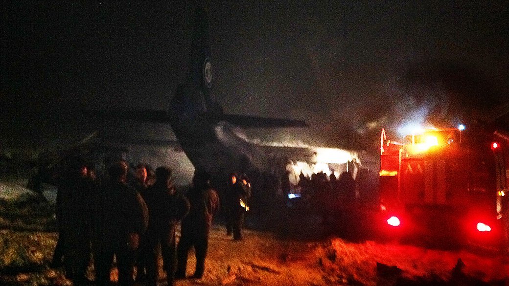 Avião de transporte militar Antonov An-12, colidiu com um complexo de armazéns perto da cidade siberiana de Irkutsk, matando todos os passageiros segundo informações do Ministério de Emergências da Rússia