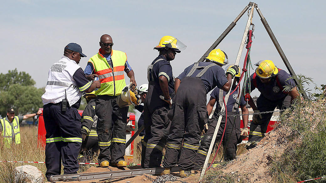 Equipes de resgate tentam tirar os mineiros que ficaram presos após um acidente em uma mina em Benoni, África do Sul