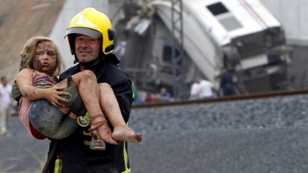 Equipes de resgate socorrem feridos após o descarrilamento de um trem em Santiago de Compostela, na Espanha