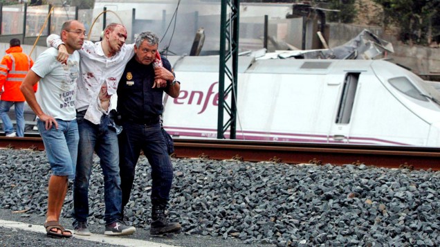 Equipes de resgate socorrem feridos após o descarrilamento de um trem em Santiago de Compostela, na Espanha