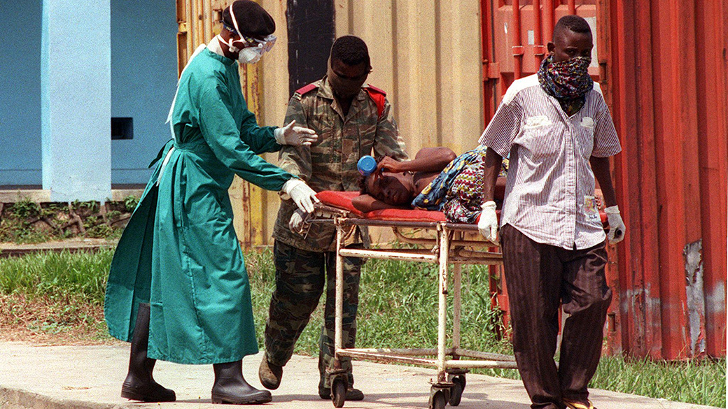 Foto de 1995 mostra um paciente com o vírus Ebola, no Congo