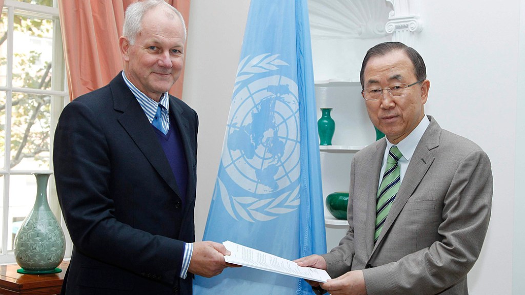 Ake Sellstrom, chefe da equipe de trabalho de armas químicas na Síria, entrega relatório ao secretário-geral Ban Ki-moon