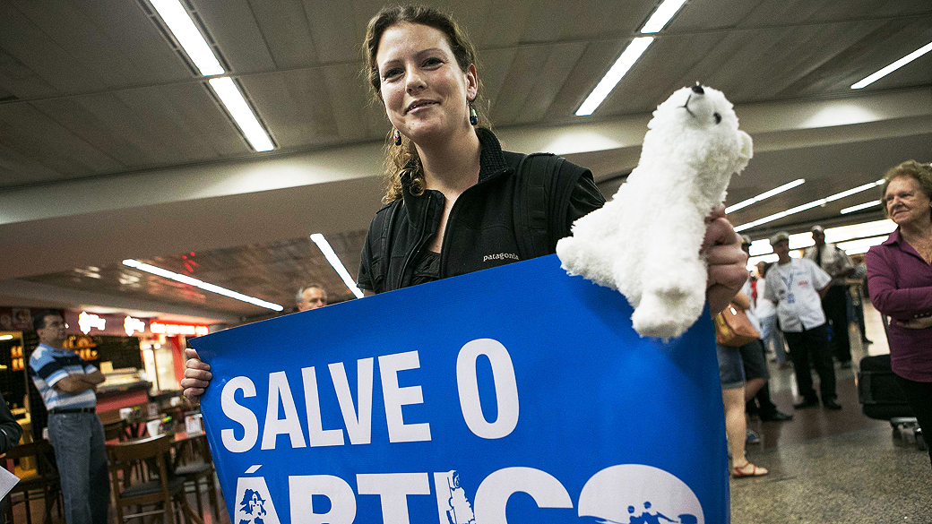 Biologa e ativista do Greenpeace Ana Paula Maciel, 31 anos, desembarca no Aeroporto Internacional de Sao Paulo, Cumbica, em Guarulhos