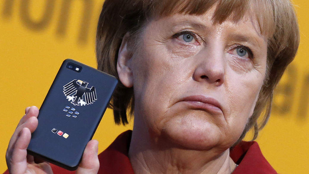 A chanceler alemã, Angela Merkel com seu smartphone um, BlackBerry Z10 que utiliza software de alta segurança, para a comunicação governamental, durante uma feira de tecnologia, em Hanover