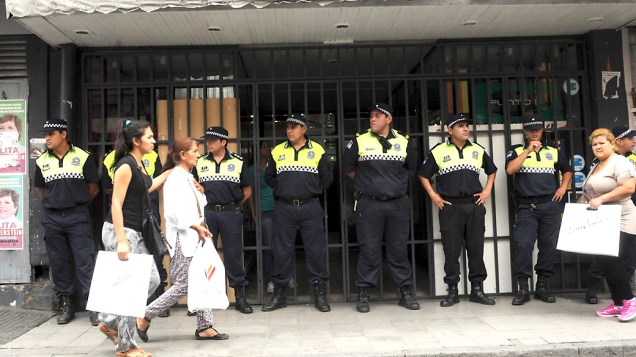 Seguranças pretegem uma loja na província de Tucuman, na Argentina