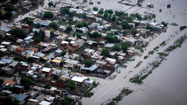 Vista aérea das ruas inundadas de La Plata após fortes chuvas que deixaram mais de 50 mortos, na Argentina