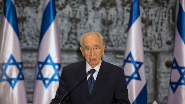 O presidente de Israel, Shimon Peres, discursa após o anúncio da morte de Ariel Sharon, em Israel