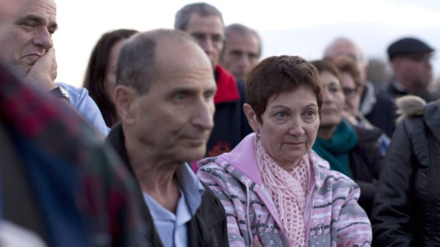 Israelenses visitam o túmulo da ex-mulher de Ariel Sharon, onde o ex-primeiro-ministro israelense deve ser enterrado