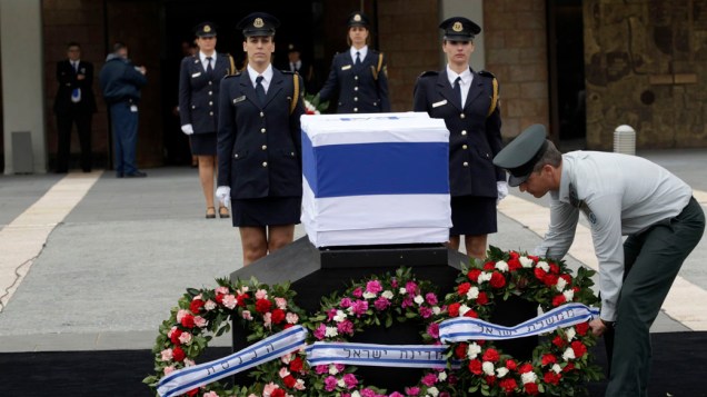 Militar israelenses coloca coroa de flores sobre o caixão do ex-primeiro-ministro, Ariel Sharon, no parlamento israelense em Jerusalém