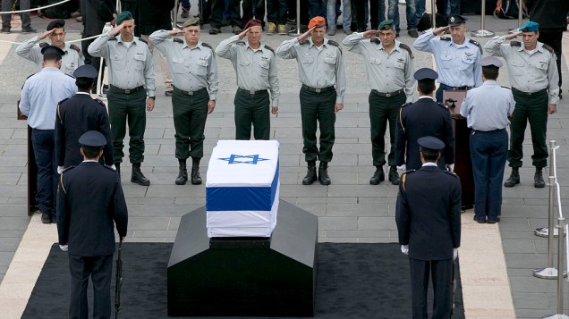 Oficiais israelenses prestam homenagem em frente ao caixão do ex-primeiro-ministro, Ariel Sharon, no parlamento israelense em Jerusalém