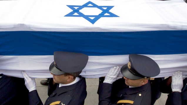 Guardas de honra israelenses carregam o caixão do ex-primeiro-ministro Ariel Sharon no parlamento de Israel, em Jerusalém