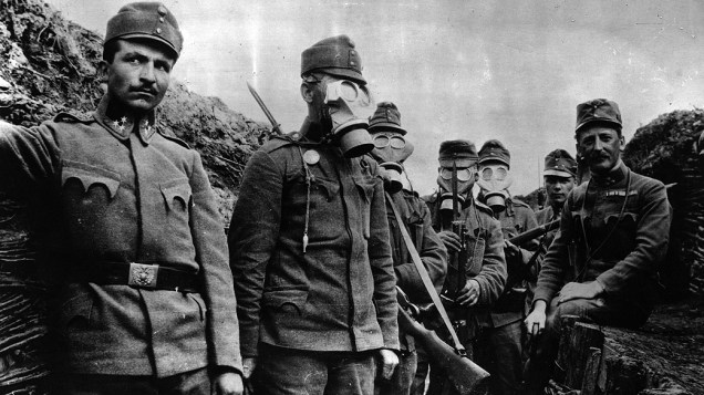 Soldados austríacos usando máscaras contra gás durante a I Guerra Mundial. Armas estrearam no campo de batalha em 1915