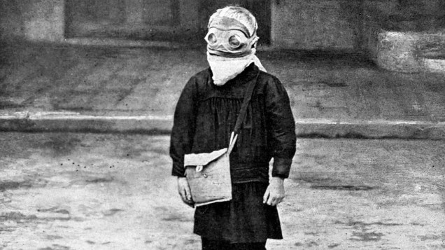 Menino francês usando uma máscara de gás durante a II Guerra Mundial, quando as armas químicas acabaram não sendo usadas nos campos de batalha